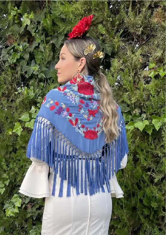 Complementos de flamenca: mantón, flor y pendientes
