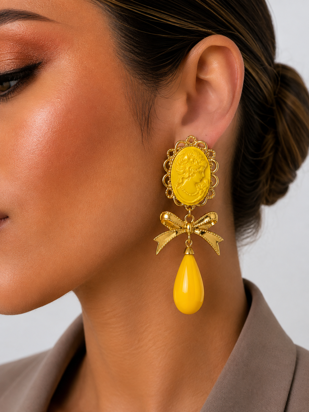 PENDIENTE CAMAFEO LAZO AMARILLO