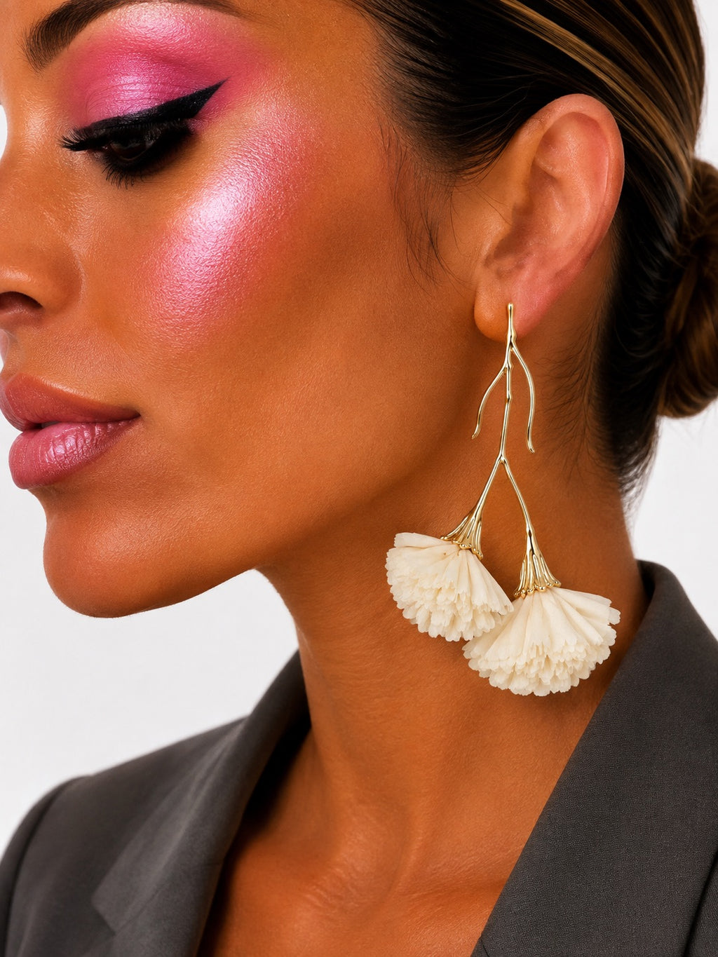 PENDIENTE CLAVELES BEIGE