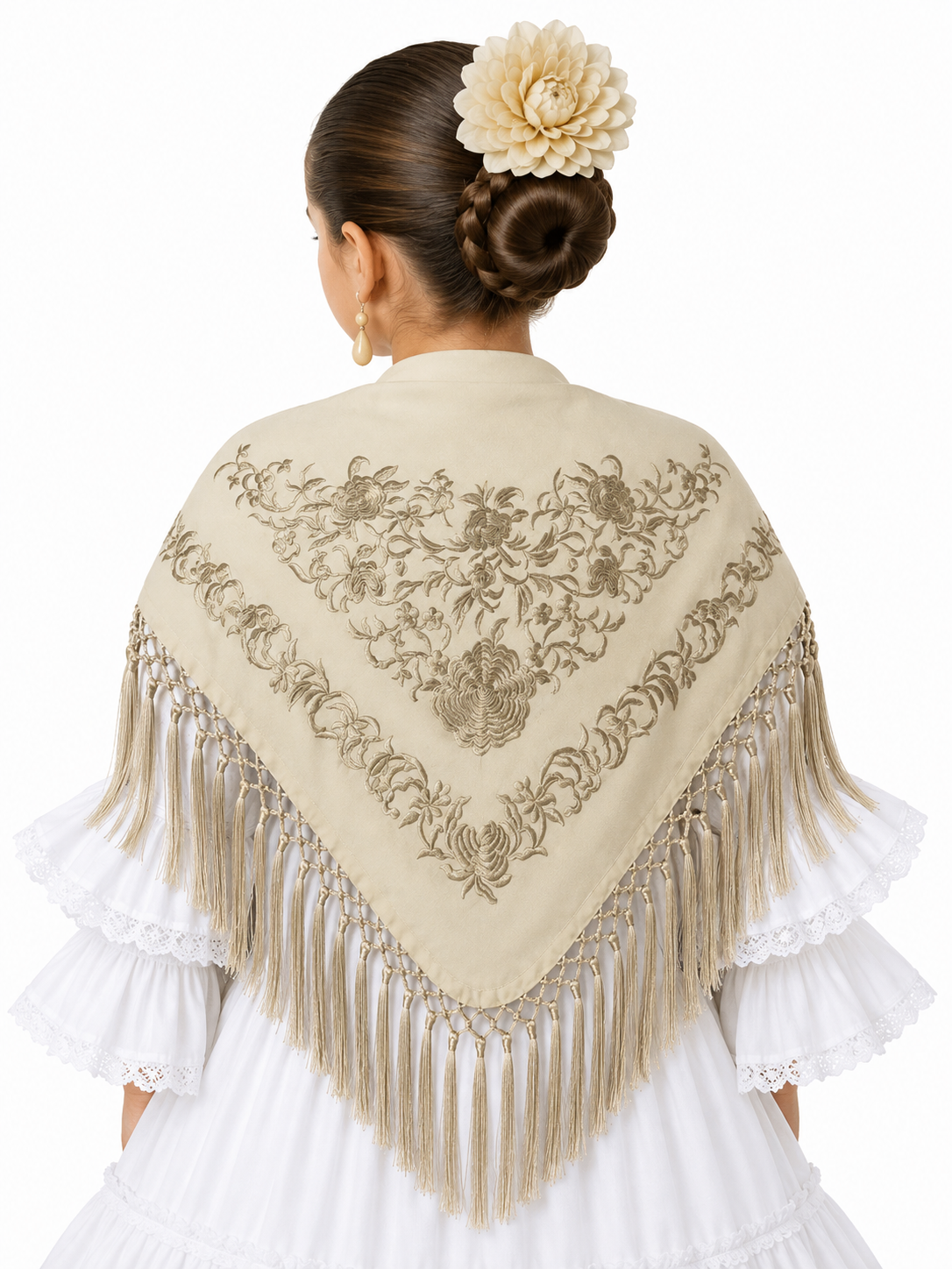 Mantón infantil de crespón bordado, modelo María, color beige al tono