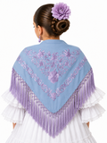 Mantón infantil de crespón bordado, modelo María, color celeste con bordado lila