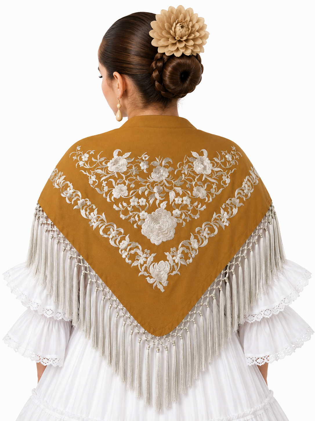 Mantón infantil de crespón bordado, modelo María, color mostaza con bordado beige