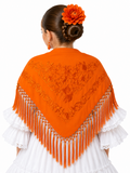 Mantón infantil de crespón bordado, modelo María, color naranja al tono