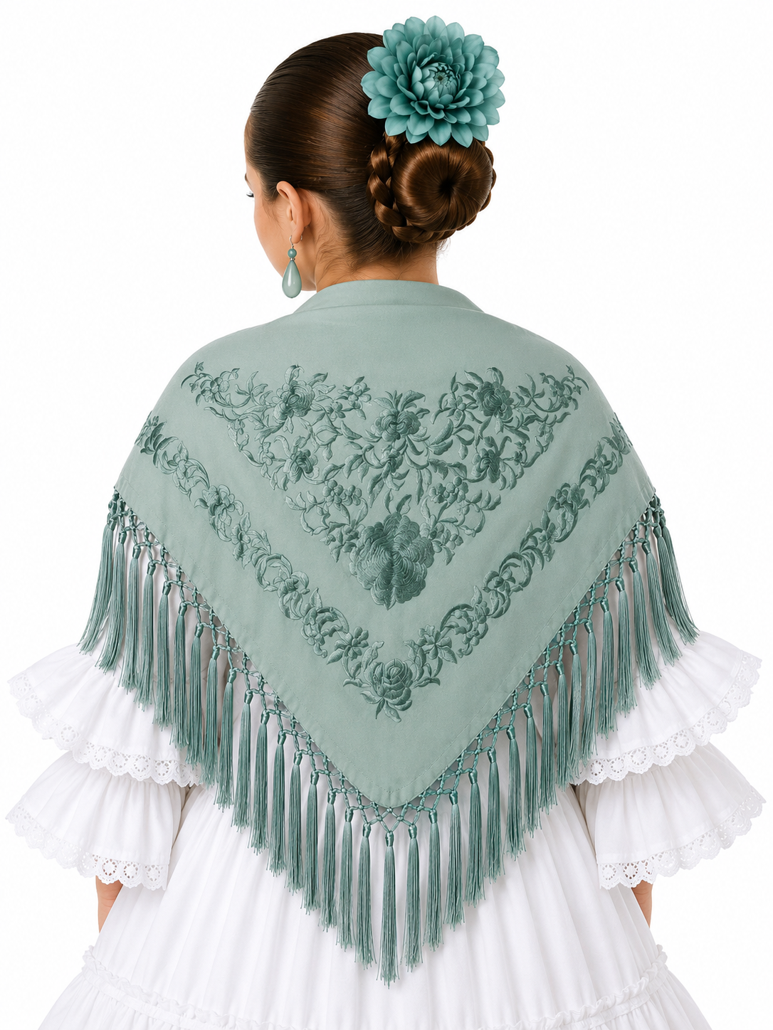 Mantón infantil de crespón bordado, modelo María, color verde jabonoso al tono